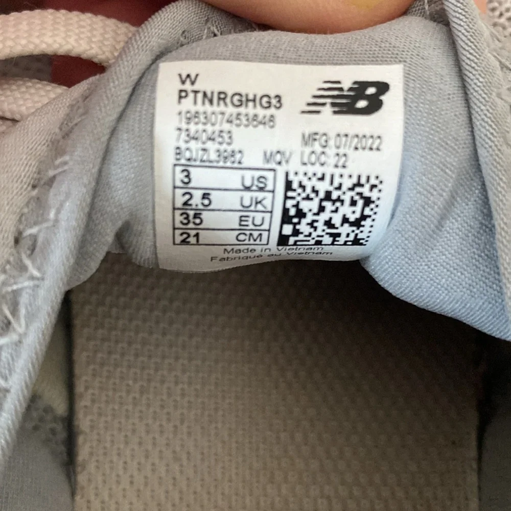 Kids New Balance pull on lace up sneaker gym shoe unisex size 3 grey athletic
